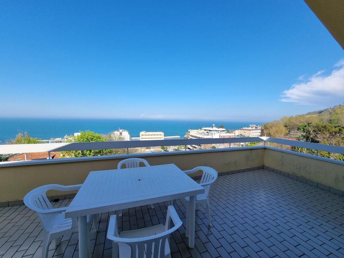 Residence Azzurro Gabicce Mare Buitenkant foto